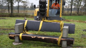 Nieuwe parkbanken geplaatst Veenklooster