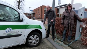 Oplaadpunt elektrische auto nu ook in De Westereen en Damwâld