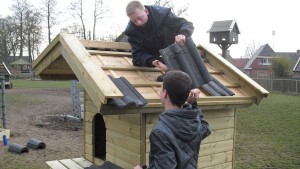 Leerlingen Lauwers College maken onderkomen voor geiten