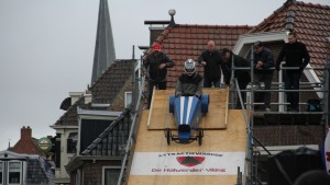 VIDEO: Spectaculaire zeepkistenrace in Holwerd