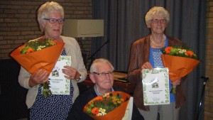Zangkoor te Oosternijkerk huldigt jubilarissen