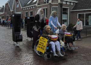 Versierde ‘muzikale’ wagens in Holwerd