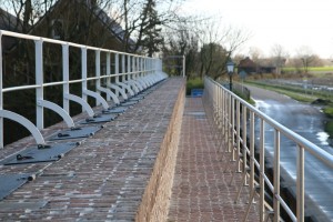 Gerestaureerde keersluis opgeleverd aan de dorpsbewoners van Munnekezijl