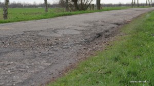 VIDEO: Slecht wegdek de Mieden ergernis voor automobilisten