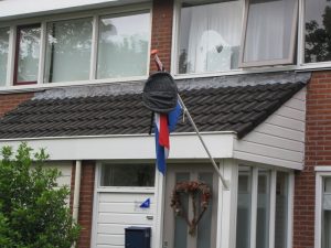 Geslaagden Lauwers College Kollum proosten op hun succes