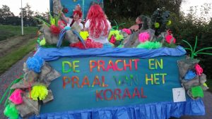 Gezellig dorpsfeest in Westergeest met versierde wagens