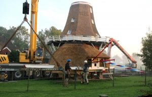 Molen Rust Roest Munnekezijl kreeg nieuwe kap