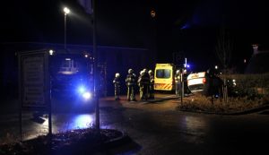 Automobilist gewond bij auto op de kop in Kollumerzwaag