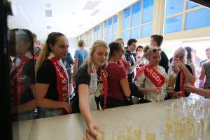 Geslaagden Lauwers College Kollum proosten op hun succes - RTV NOF