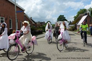 Prachtige optocht dorpsfeest Driezum-Wâlterswâld - RTV NOF