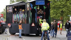 Optocht dorpsfeest Engwierum