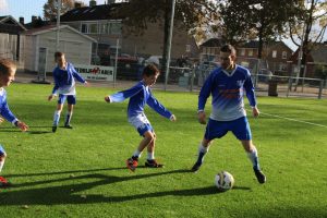 Kunstgrasveld in Twijzel officieel geopend