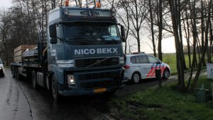 Personenauto en vrachtwagen frontaal in botsing bij Driezum