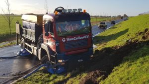 Strooiwagen glijdt van de weg bij Munnekezijl