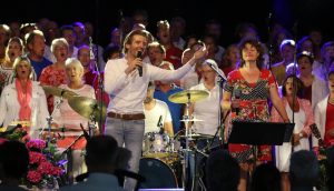 Martin Brand en het Friesland-koor weer groot succes - RTV NOF