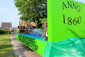 Dorpsfeest Niawier, met z’n allen in optocht