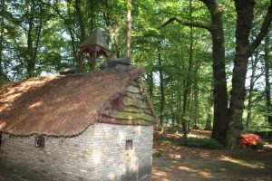 Vernieling van deur Heremiet-huisje in het Veenkloosterbos