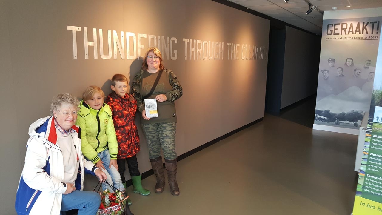negenduizendste-bezoekster-tijdens-lancaster-expositie-alde-feanen