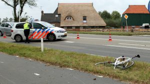 Wielrenner gewond na aanrijding met auto bij Ryptsjerk