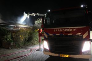 Grote brand in bedrijfspand de Scheepstimmerman in Niawier