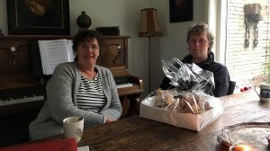VIDEO: Familie Wiersma wordt verwend met oliebollenpakket