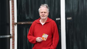Winnaar Koos Hoekema ontvangt prijs Noflik Plak