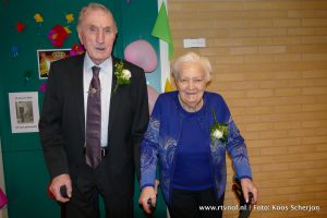 Burgemeester Apotheker op bezoek bij familie de Jong