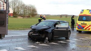 Auto in de sloot na aanrijding tussen Ternaard en Oosternijkerk