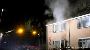 Veel rook bij woningbrand in Driezum