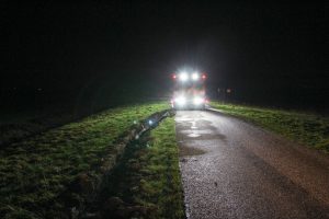 Melkauto urenlang vast in berm Doekemawei Foudgum