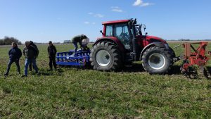 Boeren Waadrâne demonstreren bijzondere zaaimachine