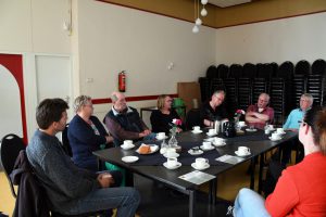 Gezellige bijeenkomst voor Doarpsomtinkers en doarpshelpers in Kollumerzwaag