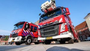 Brandweer plaatst oliescherm bij gezonken boot in Jannum -.