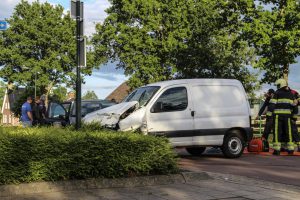 Vrouw gewond na forse aanrijding in Kollumerzwaag