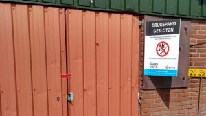 Burgemeester Apotheker sluit drugsloods in Jannum