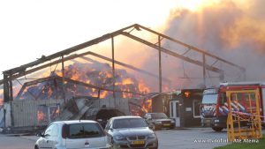 VIDEO: Grote brand in loods aan de Nittersweg in Munnekezijl