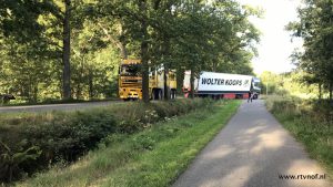 Vrachtwagen vast op Keningswei bij Veenklooster
