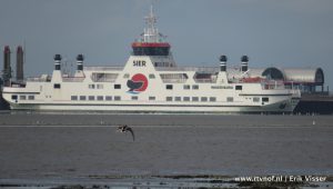Veerboot naar Holwerd wijkt uit voor baggerschip en raakt aan de grond