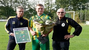 Wytse Couperus gehuldigd voor 100ste wedstrijd Harkema-Opeinde 1 - RTV NOF