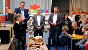 Leerlingen koken voor bestuurders met eigen oogst op Wereld voedseldag