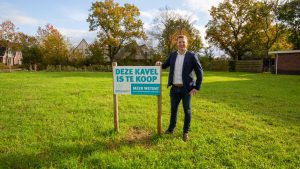 Wethouder Spoelstra wil van bouwkavels af - RTV NOF