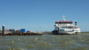 Veerdam bij Holwerd afgesloten