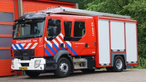 Brandweer Kollum assisteert bij autobrand in Augustinusga