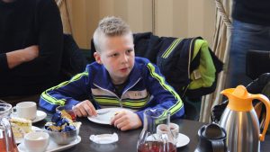 VIDEO: Achtjarige Lieuwe schiet beppe Riemie te hulp
