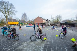 Schoolzone geopend en aandacht voor verkeerseducatie op basisschool De Oanrin in Twijzel - RTV NOF