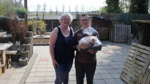 VIDEO: Mickey Tinga blij verrast tijdens de paasdagen