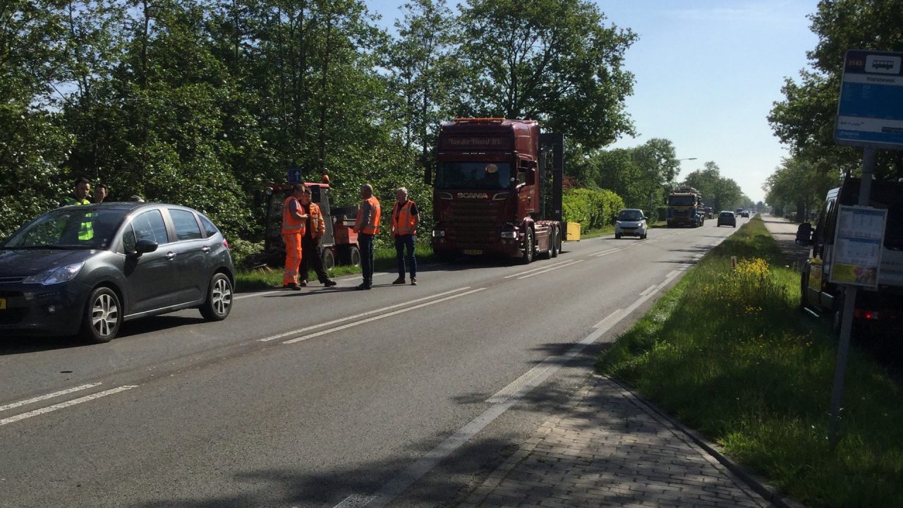 Auto botst tegen botsabsorber bij Jistrum (N355)