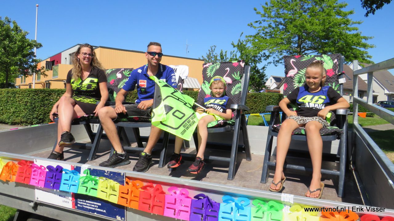 VIDEO: Motorrijders feliciteren Jovanny in Kollumerzwaag
