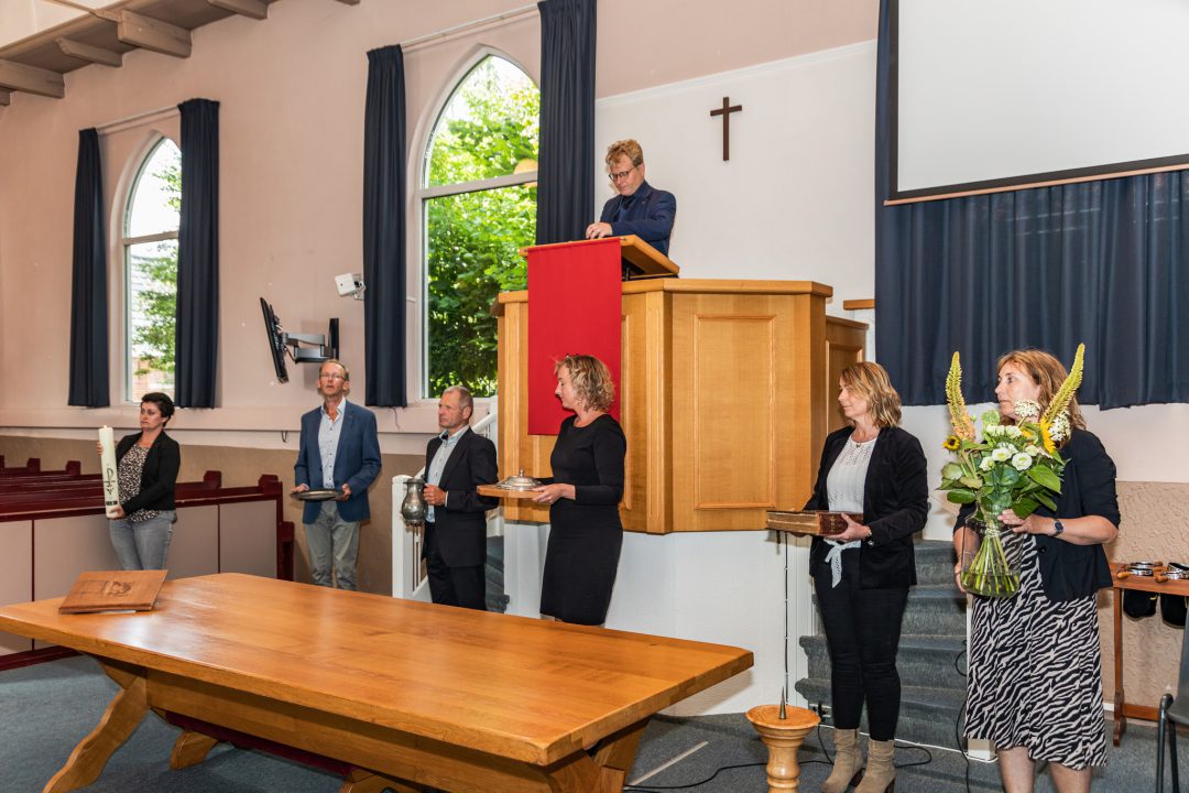Gemeenteleden nemen afscheid van hun kerk ‘’De Bining’’