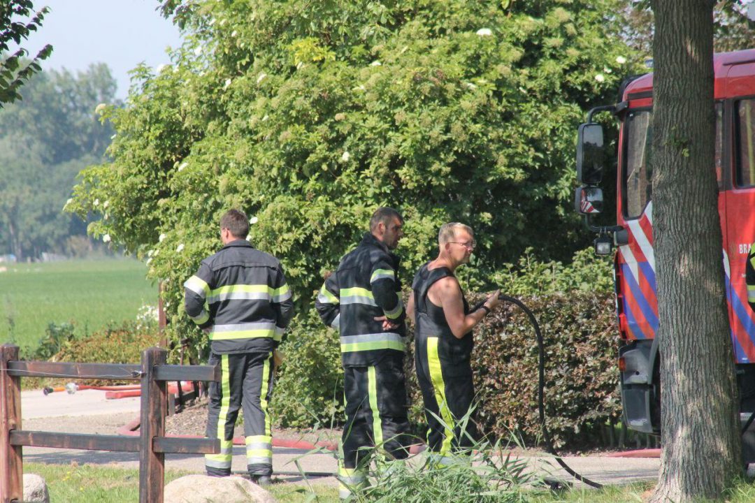 Broei in mestbult Aalsum; brandweer Ternaard in actie